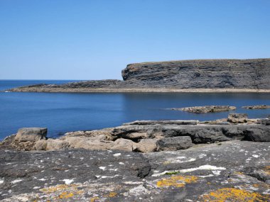 Kayalıklar ve Atlantik Okyanusu, kayalıklar ve laguna, doğadaki güzellik. Tatil seyahat arkaplanı