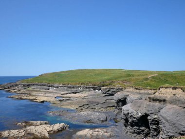 Atlantik Okyanusu 'ndaki kayalıklar ve tepeler, kayalık kanyon, doğadaki güzellik. İrlanda 'ya seyahat