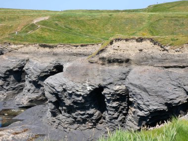 Uçurumlar ve tepeler, kayalık kanyon, büyük taşlar, doğadaki güzellik. İrlanda 'ya seyahat