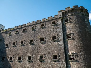 Kuleleri olan eski Kelt kalesi, İrlanda 'da Cork City Hapishanesi. Kale, kale arkaplanı