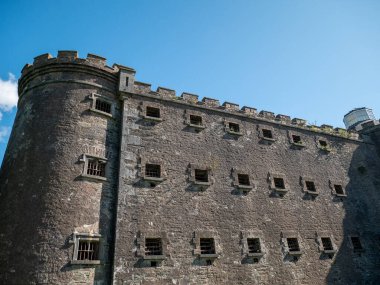Kuleleri olan eski Kelt kalesi, İrlanda 'da Cork City Hapishanesi. Kale, kale arkaplanı