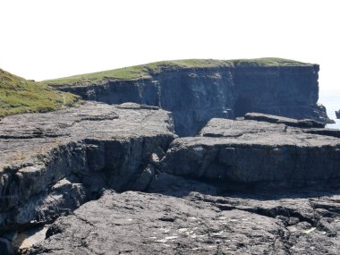 Kayalıklar beyaz arka planda izole edilmiş, kayalar ve laguna, doğadaki güzellik. Tatil gezisi duvar kağıdı