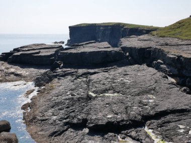 Kayalıklar ve Atlantik okyanusu arka planı, kayalar ve laguna, doğadaki güzellik. Tatil gezisi duvar kağıdı