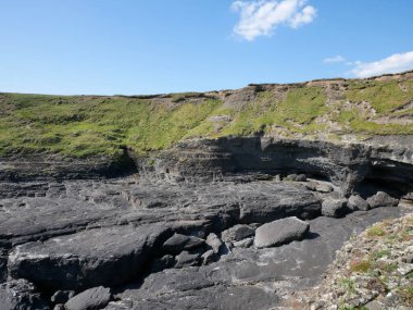 Kayalıklar ve yeşil tepeler arka plan, kayalar ve laguna, doğadaki güzellik. Tatil gezisi duvar kağıdı