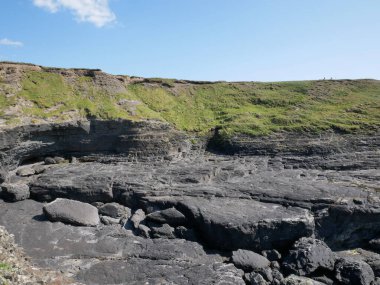 Kayalıklar ve yeşil tepeler arka plan, kayalar ve laguna, doğadaki güzellik. Tatil gezisi duvar kağıdı