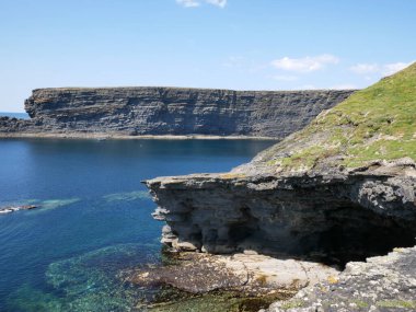 Kayalıklar ve Atlantik Okyanusu, kayalar ve laguna, doğadaki güzellik. Yaz tatili geçmişi
