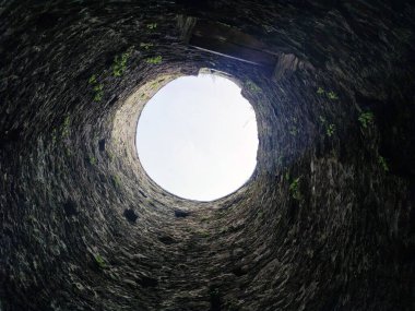 Taş kuyu, içeriden eski yapı, kuyuya düş.