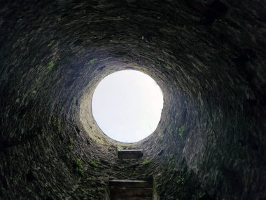 Taş kuyu, içeriden eski yapı, kuyuya düş.