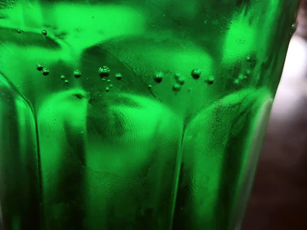 Yeşil cam soyut arkaplan, yakın görüş. Kabarcıklı yeşil sıvı