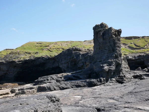 Kayalıklar ve tepeler, kayalık kanyon, doğadaki güzellik. Tatil seyahat arkaplanı
