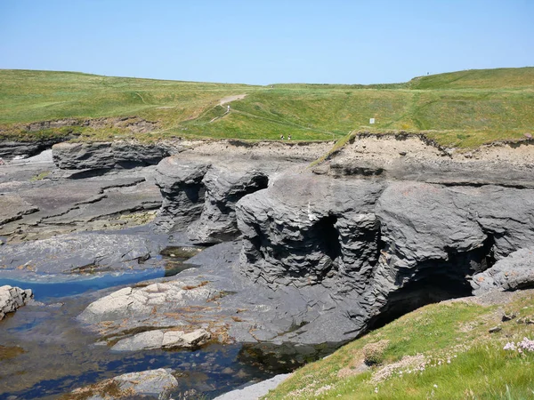 Atlantik Okyanusu 'ndaki kayalıklar ve tepeler, kayalık kanyon, doğadaki güzellik. İrlanda 'ya seyahat