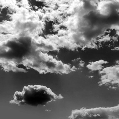 Modern şehrin arka planında kabarık beyaz bulutlarla siyah ve beyaz güzel gökyüzü, bulutlu duvar kağıdı