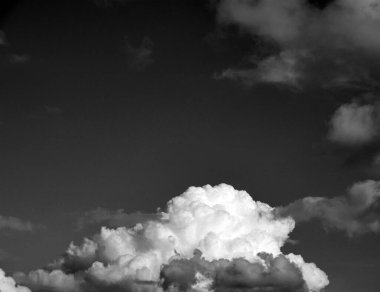 Modern şehrin arka planında kabarık beyaz bulutlarla siyah ve beyaz güzel gökyüzü, bulutlu duvar kağıdı