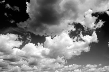 Modern şehrin arka planında kabarık beyaz bulutlarla siyah ve beyaz güzel gökyüzü, bulutlu duvar kağıdı