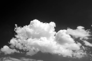 Modern şehrin arka planında kabarık beyaz bulutlarla siyah ve beyaz güzel gökyüzü, bulutlu duvar kağıdı