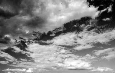 Modern şehrin arka planında kabarık beyaz bulutlarla siyah ve beyaz güzel gökyüzü, bulutlu duvar kağıdı