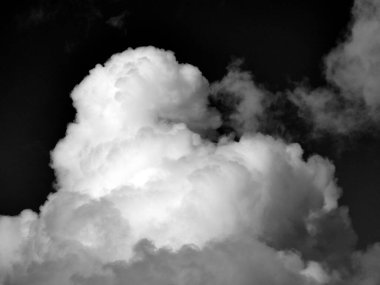 Modern şehrin arka planında kabarık beyaz bulutlarla siyah ve beyaz güzel gökyüzü, bulutlu duvar kağıdı