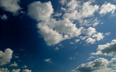 Mavi yaz göğün beyaz bulutlar, doğal arka plan ile