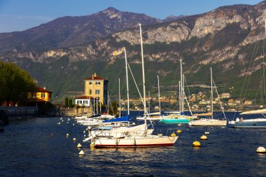 Como Gölü 'ndeki Bellagio marinası manzarası, Lombardy, İtalya
