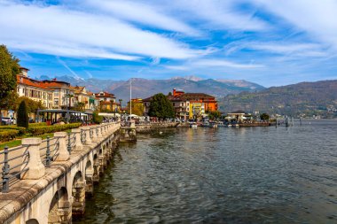 Maggiore Gölü üzerindeki Baveno manzarası, Piedmont, İtalya