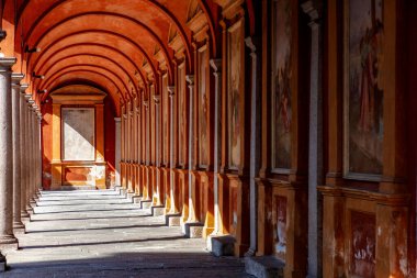 İtalya, Piedmont, Maggiore Gölü 'ndeki Baveno' daki Santi Gervasio e Protasio Kilisesi 'nin başyapıtı.