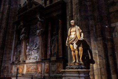 Milano Katedrali 'ndeki Aziz Bartholomew heykeli, canlı canlı derisi yüzüldü ve 16. yüzyıl heykeltraşı Marco d' Agrate tarafından yapıldı..