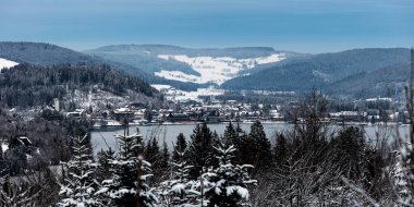 Kışın Kara Orman 'da Titisee Gölü