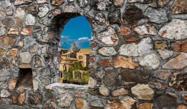Tarihi bir taş duvarın penceresinden bak