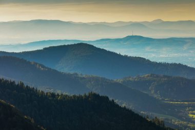 Rinken Dağları 'ndan Kaiserstuhl Dağları' na, Vosges Dağları 'na, Kara Orman' a, Baden-Wrttemberg 'e, Almanya' ya