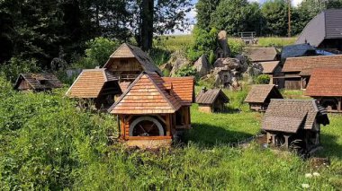 Almanya 'da Baden-Wuerttemberg, Kara Orman' da Titisee 'de bir çayırda minyatür değirmenler