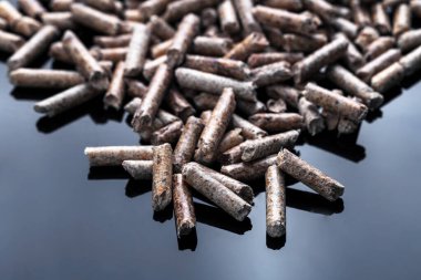 Yansıtıcı zeminde ahşap topaklar