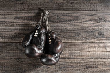 Köy duvarının önünde asılı eski boks eldivenleri