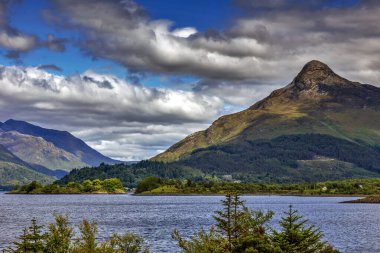 Ballachulish yakınlarındaki dağlar, Loch Levens, Glen Coe, West Highlands, İskoçya, Birleşik Krallık
