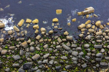 Yukarıdan kayalık sahil