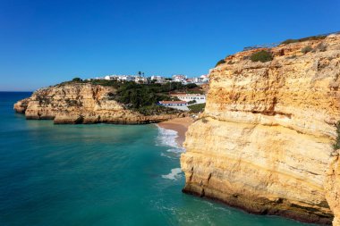 Kayalıklar ve sahil, Benagil, Algarve, Portekiz