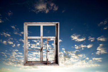 Gökyüzüne açılan eski ahşap pencere
