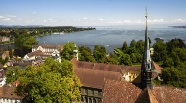 Almanya 'da Constance Gölü üzerindeki eski Konstanz kasabasının manzarası