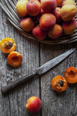 ahşap zemin üzerinde taze kayısı