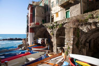 Riomaggiore limanındaki tekneler, Cinque Terre, La Spezia, Liguria, İtalya