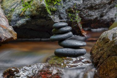 Bir su parkında yığılmış taş yığını