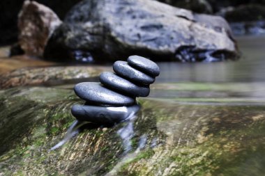 Bir su parkında yığılmış taş yığını