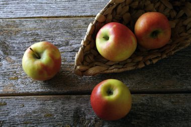 Kırsal alanda çeşitli organik elmalar