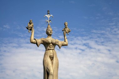 Imperia heykeli, heykeltıraş Peter Lenk tarafından Almanya 'nın Baden-Wuerttemberg eyaletindeki Konstanz Gölü' nün liman girişinde yapılmıştır.