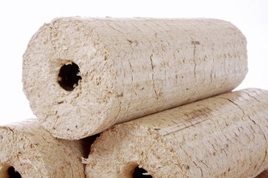 Beyaz arka planda birkaç yuvarlak ahşap briket.