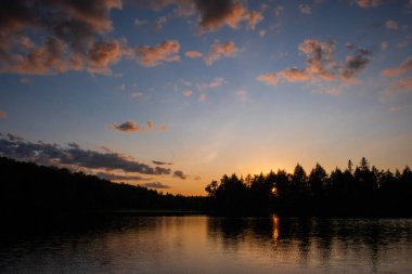 Gölde gün batımı