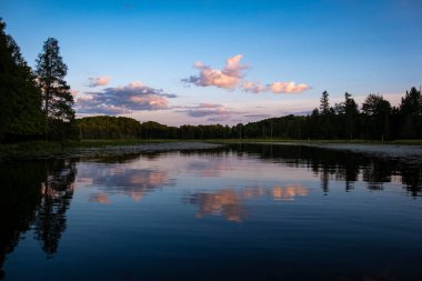 Gölde gün batımı
