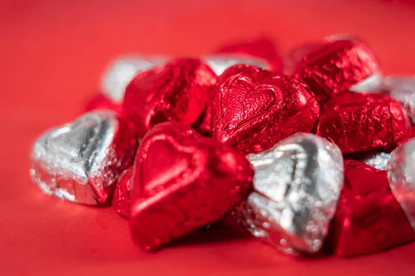 Kopya / metin için yeri olan kırmızı ve gümüş renkli bir folyo yığını.