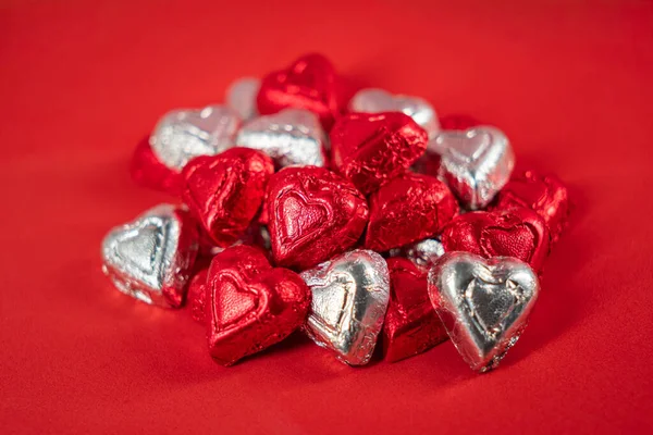 Kopya / metin için yeri olan kırmızı ve gümüş renkli bir folyo yığını.