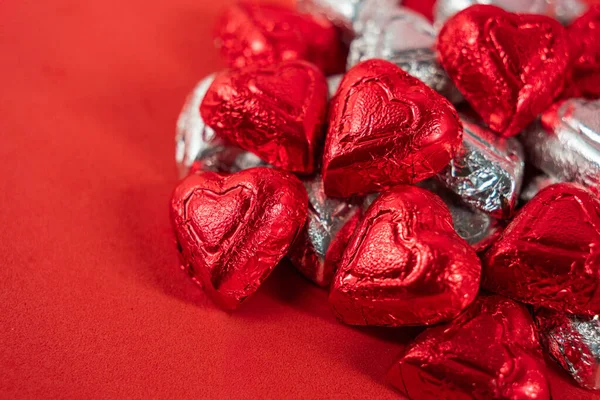 Kopya / metin için yeri olan kırmızı ve gümüş renkli bir folyo yığını.