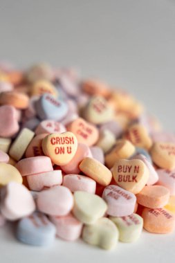 Rengarenk şekerlemelere yakın çekim Seni seviyorum sözleriyle